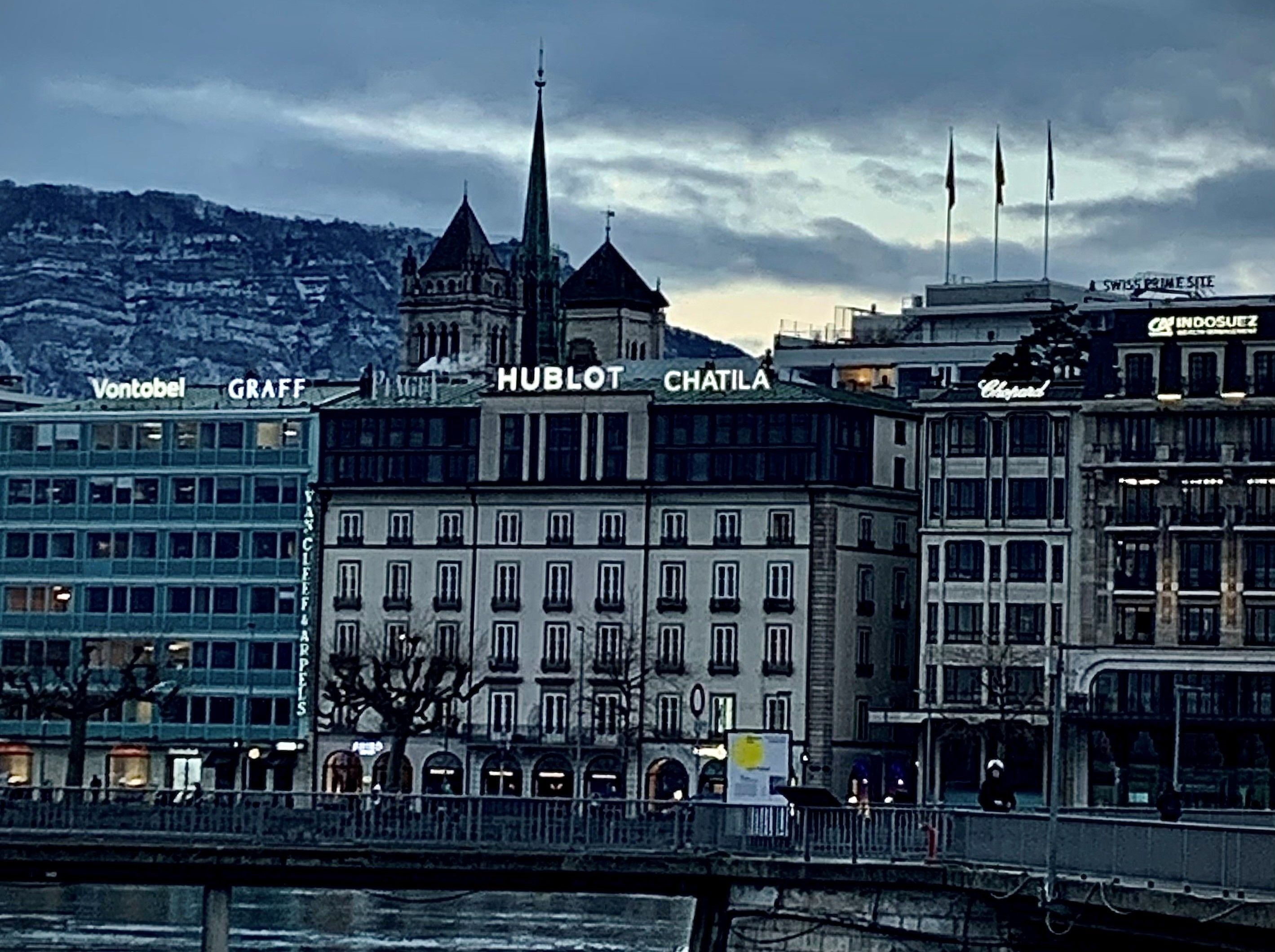 Wie viel kostet es, ein Schild auf den Dächern von Genf anzubringen?