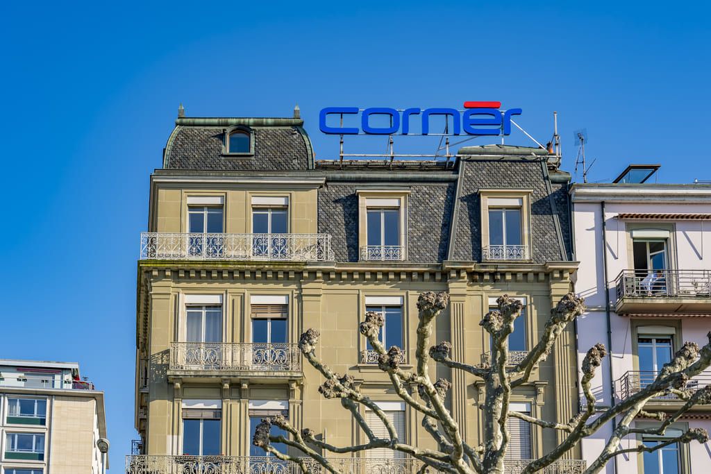 Neues Schild der Corner Bank auf den Dächern der Rade